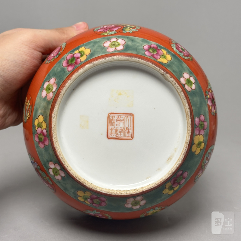 清晚期 珊瑚红地粉彩皮球花纹花囊一对 - 图8